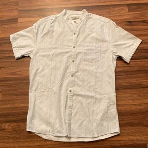 White and blue shirt sleeve tall collar shirt